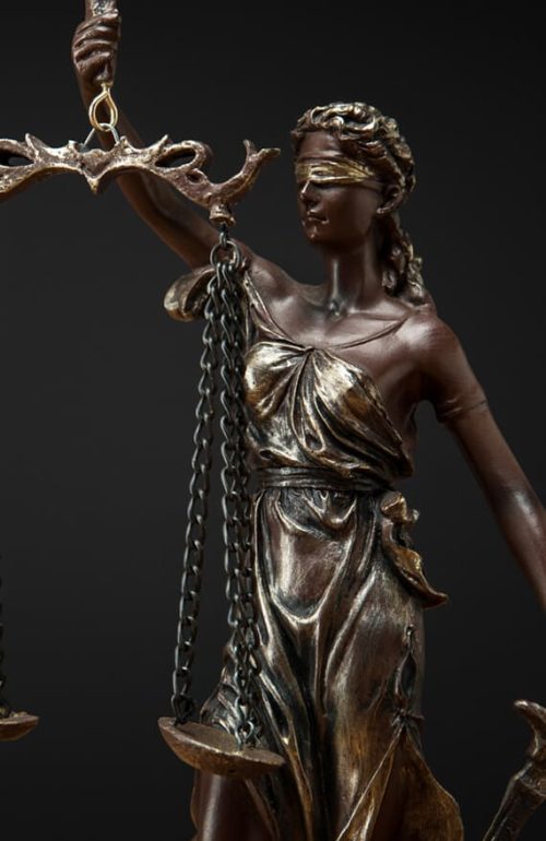 bronze-statuette-with-scales-of-justice-isolated-o-253MJCL